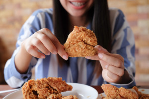 Młodzi konsumenci napędzają popyt na mięso z kurczaka