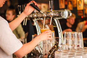 Kelner i barman - prace najczęściej podejmowane przez uczniów i studentów latem