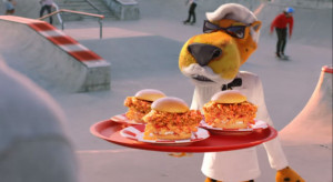 Chester Cheetah reklamuje kanapkę KFC z chrupkami Cheetos
