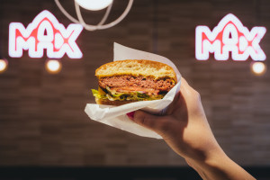 MAX wprowadza do Polski bezmięsną innowację – Delifresh Plant Beef