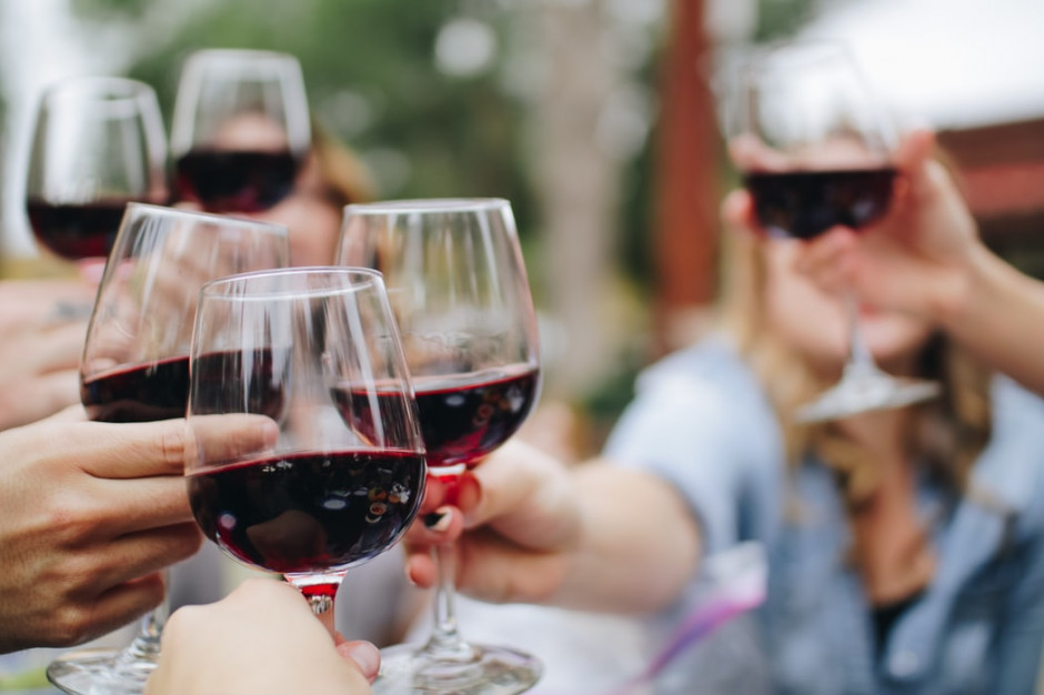 Badanie: Ponad połowa Polaków najchętniej kupuje czerwone wina wytrawne