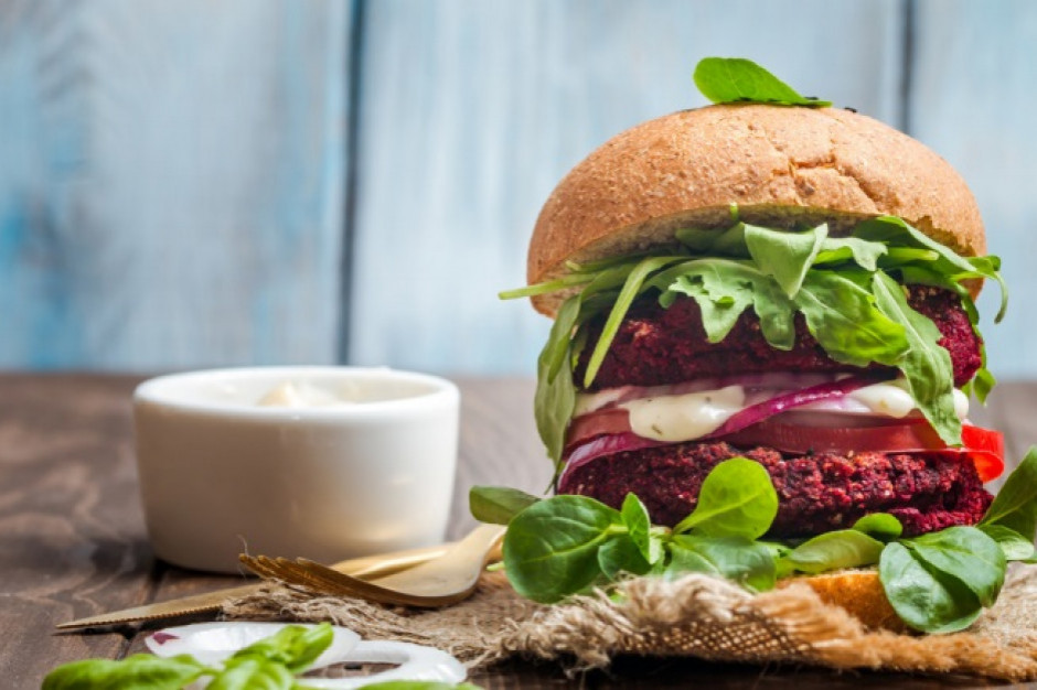 RoślinnieJemy: Jedzenie roślinnego burgera przestaje być fanaberią grupki szalonych wegan