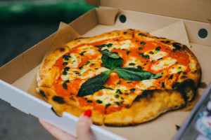 Niemcy rozważają opłaty za kartony do pizzy i inne opakowania do jedzenia na wynos