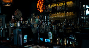 W Anglii nakaz zamykania pubów, barów i restauracji o godz. 22