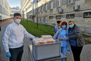 Kucharze z Olivii Star Top przygotują posiłki dla szpitala