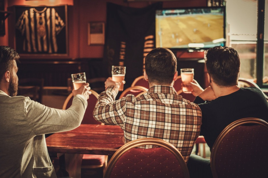 Miasta bez stref kibica. Skorzystają puby, restauracje i bary