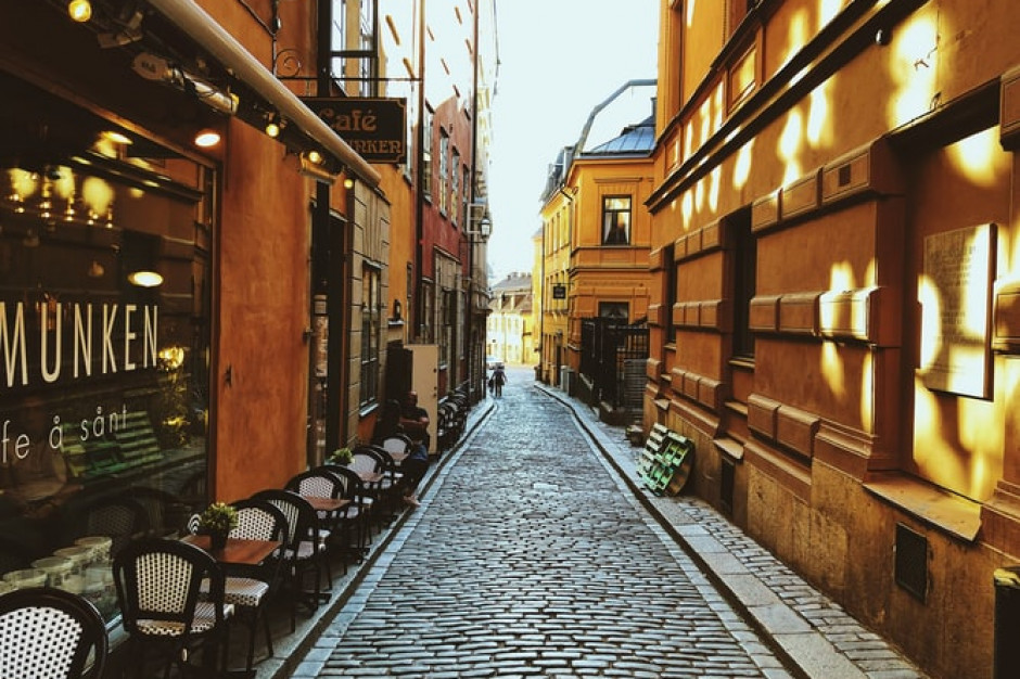 Szwecja łagodzi obostrzenia. Restauracje otwarte bez ograniczeń