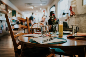 Grecja: bez dowodu szczepienia nie ma obiadu we wnętrzu restauracji