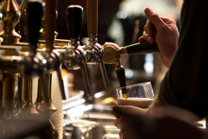 Irlandia: Puby i restauracje przyjmują gości z certyfikatem. Co jeszcze trzeba okazać?