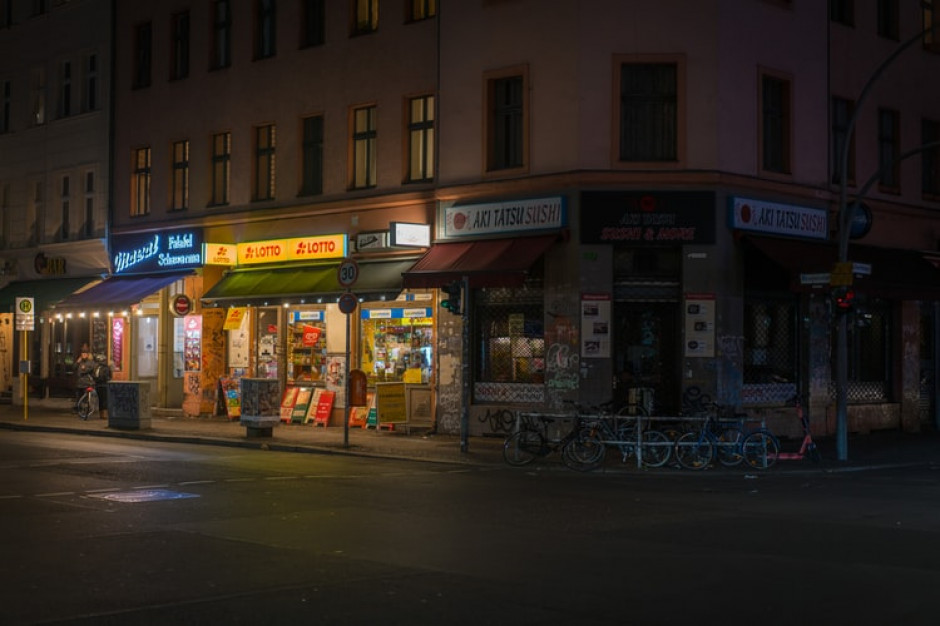 Niemcy: Klienci baru wyrzuceni za brak maseczek, wrócili z odwetem