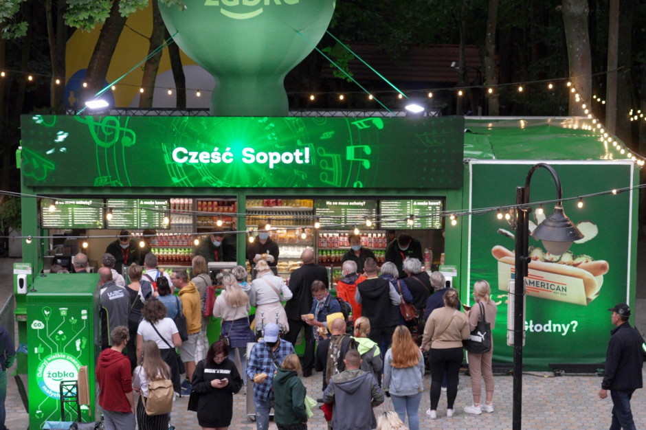 Hot dogi i kawa z mobilnych Żabek na festiwalach