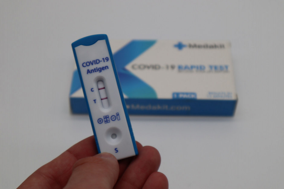 Włosi stoją w kolejkach do aptek po testy na koronawirusa