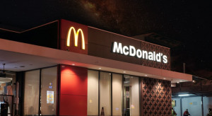 McDonald’s zwolnił pracowników, którzy wycierali ser o podeszwę buta