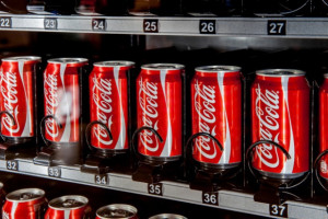 Coca-Cola rezygnuje z folii w wielopakach. Zastąpi ją papier