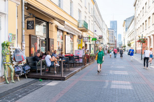 Ulice handlowe w dużych miastach gastronomią stoją (analiza)