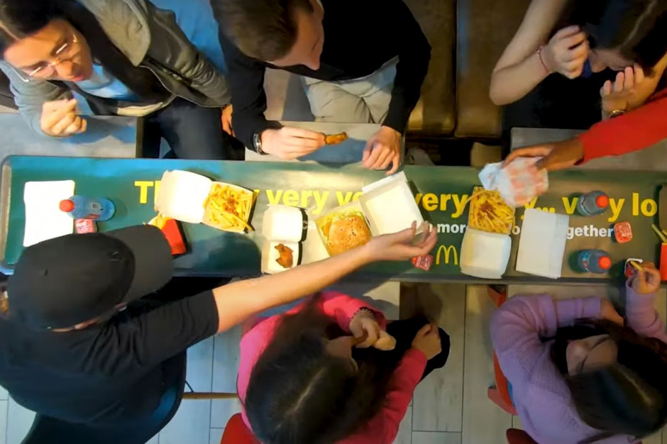 McDonald’s wprowadza długą tacę jako symbol wspólnych posiłków