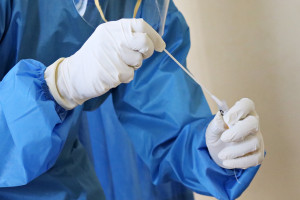 Francja rezygnuje z bezpłatnych testów na koronawirusa. Ile kosztują?