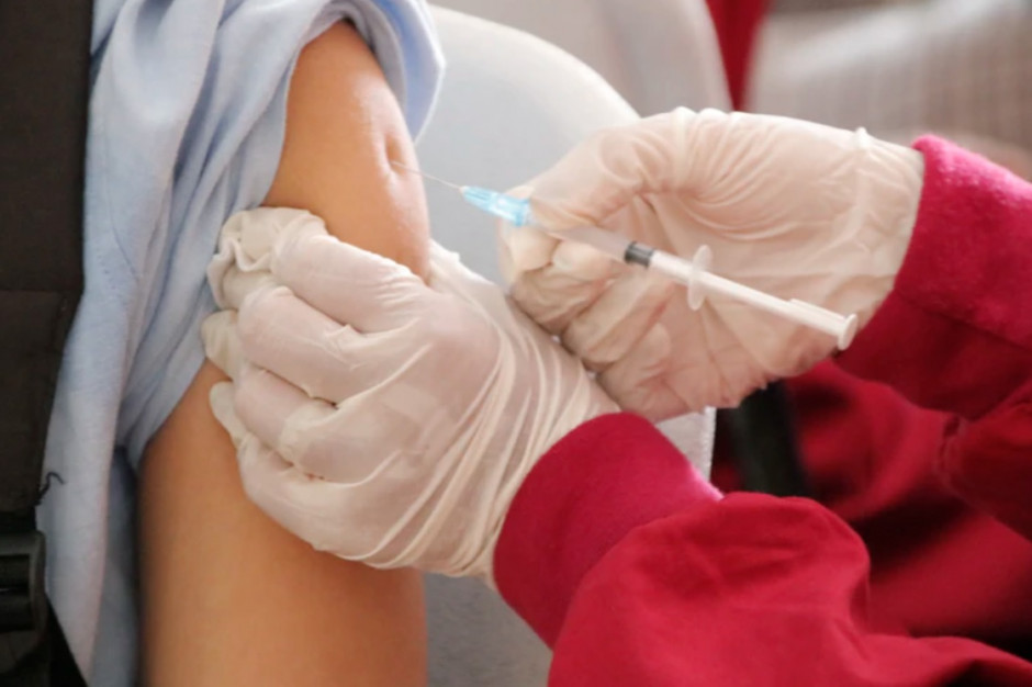 Rada Medyczna pracuje nad rekomendacją ws. trzeciej dawki szczepionki