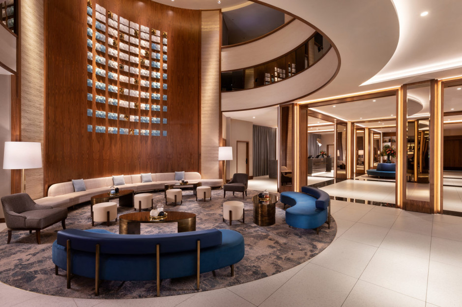 W hotelu Sheraton Grand Warsaw powstała w pełni przebudowana, nowa przestrzeń lobby głównego. Fot. Materiały prasowe