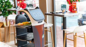 Roboty jak kelnerzy dostarczają zamówione jedzenie do stolika