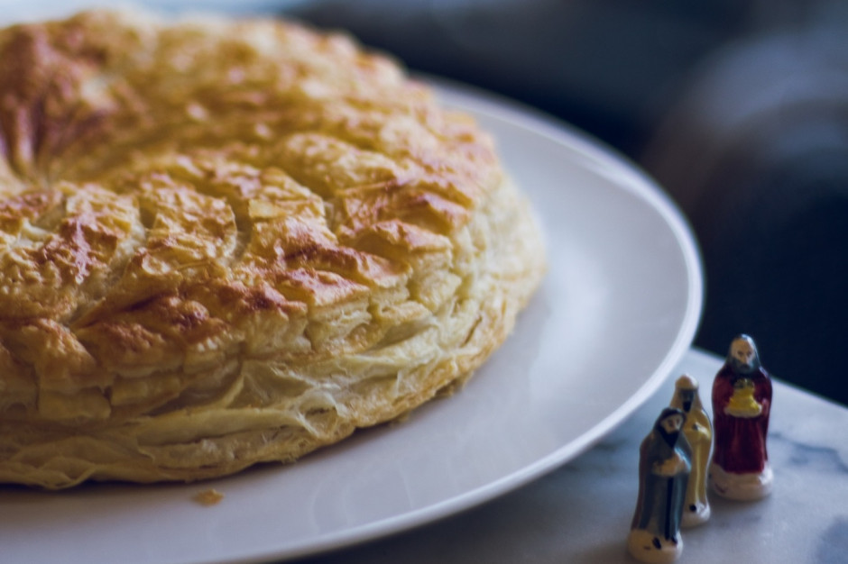 Ciasto Trzech Króli już się piecze. Co wyjątkowego jest w Galette des Rois?
