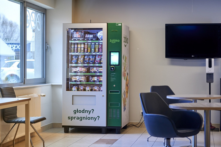 Lodówka vendingowa Żabki już działa – to pilotaż realizowany z Maczfit