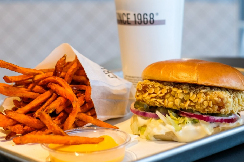 MAX Premium wypływa z nowym burgerem. To Ryba Burger z mintajem