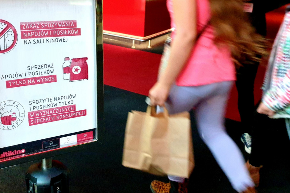 Kinowe bary pracują pełną parą. Widzowie dostają jedzenie i napoje w papierowych torbach - ''na wynos''. Fot. KG