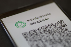 Koniec z okazywaniem certyfikatów covidowych. Ten kraj rezygnuje z tego od 9 lutego