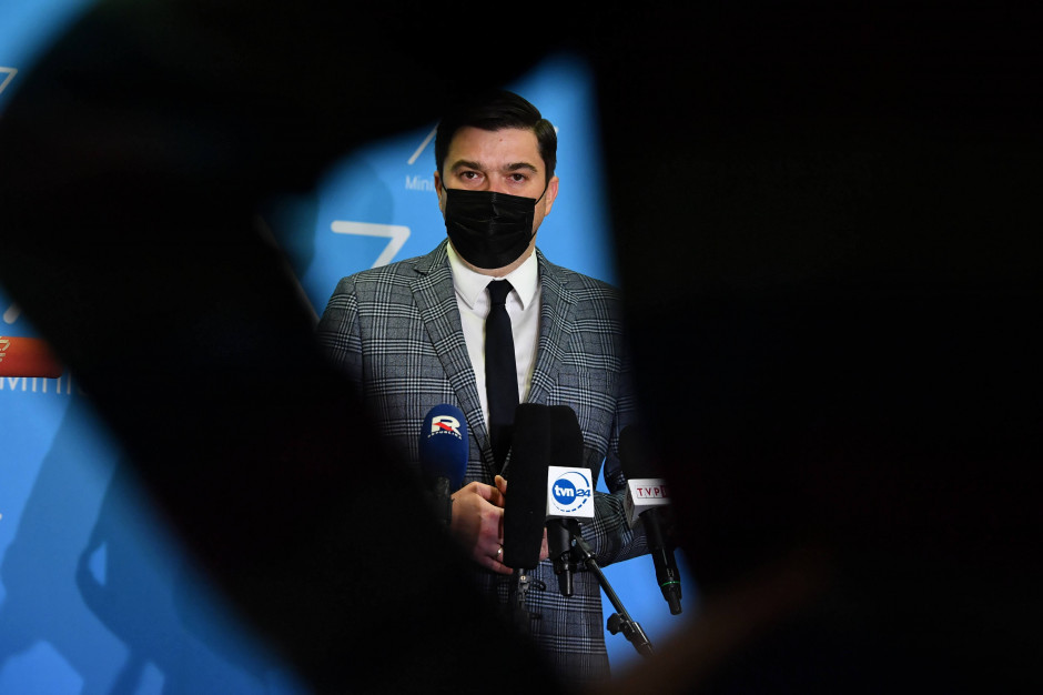Rzecznik MZ o trendzie spadkowym w epidemii. Podawana jest czwarta dawka szczepionki