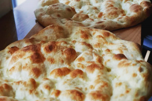 Ta pizzeria ''Ale Rzym'' się nazywa. Podaje pizzę na focacci
