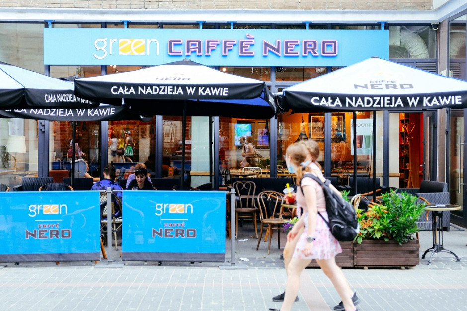 Warszawa chce posypywać chodniki fusami z kawy chodniki. Skąd je brać? Od gastronomii