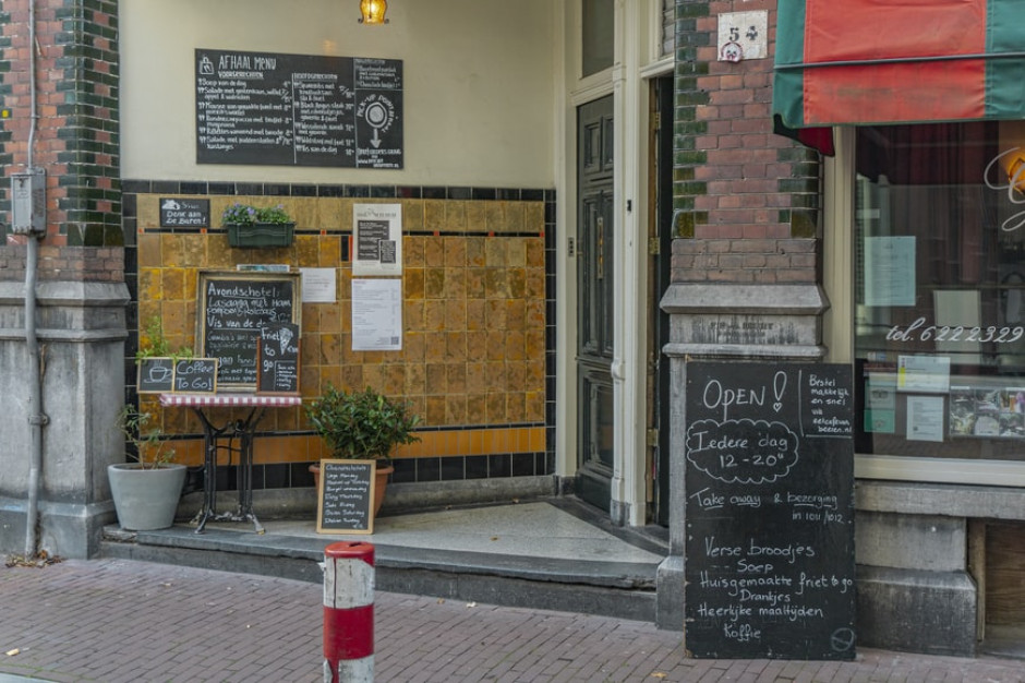 Holandia łagodzi restrykcje: restauracje będą dłużej otwarte