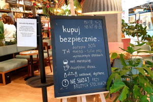 Koniec większości obostrzeń. Maseczki w przestrzeniach zamkniętych zostają