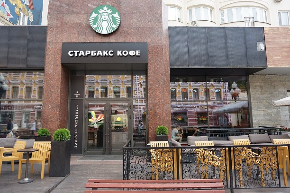 Starbucks zamyka się w Rosji. Zawieszona sprzedaż napojów Coca-Cola Co i PepsiCo