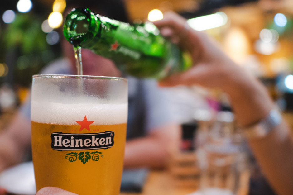 Heineken wstrzymuje produkcję i sprzedaż piwa w Rosji