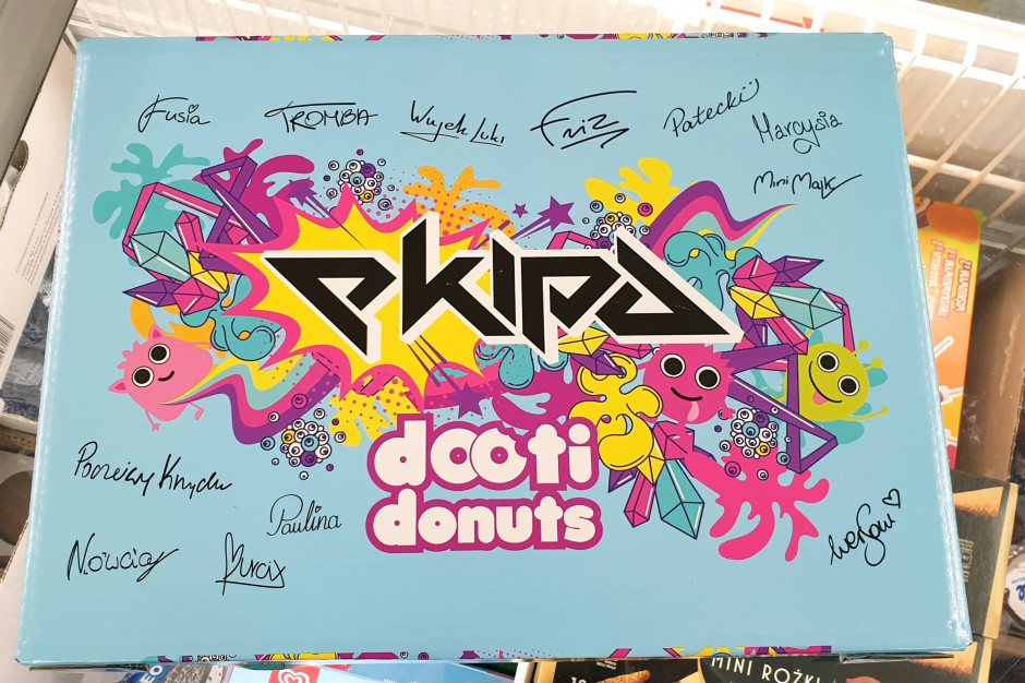 Autografy Ekipy na kartonie z donutami.jpg