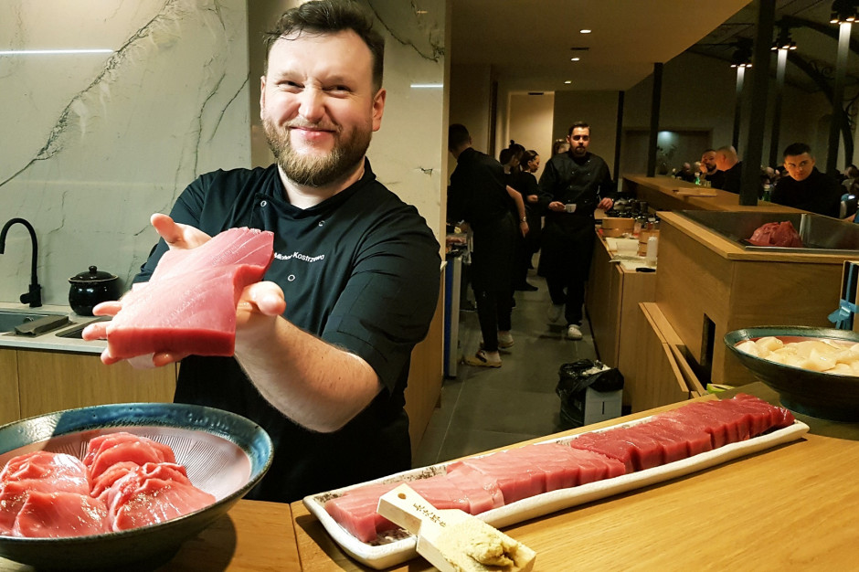 Michał Kostrzewa podczas nieoficjalnego otwarcia Sushi-Ya w Gliwicach. Fot. Katarzyna Gubała/PTWP