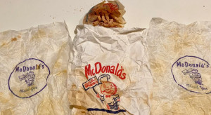 Majsterkowicz odkrył w ścianie łazienki pakunek, a w nim 60-letnie frytki McDonald's!
