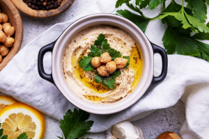 Międzynarodowy Dzień Hummusu. Globalny rynek pasty z ciecierzycy wart 812 mln USD