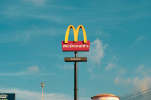 Polacy muszą pracować 62 i pół min, aby pozwolić sobie na Big Maca w 2022