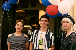 Charlotte serwuje Crêpes Suzette i Kir Pêche na Dzień Bastylii