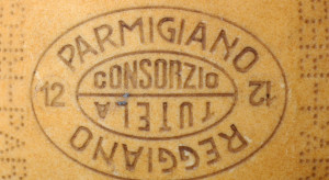 Parmigiano Reggiano jest masowo podrabiany. Producenci 