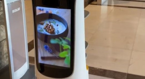 Roboty Pudu w Warsaw Marriott Hotel witają gości i promują specjalne menu