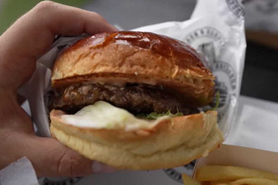 Maciej Je przetestował Burneika Burger. Jak wypadło jedzenie Hardkorowego Koksa?