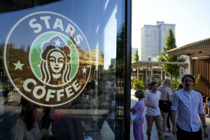 Kopia Starbucks w Rosji nazywa się Stars Coffee. Logo kawiarń wygląda znajomo