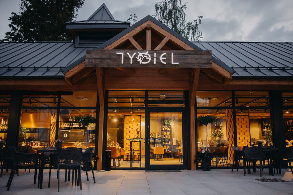 Wnętrze restauracji Tygiel w Szklarskiej Porębie buduje wspólnotę w duchu chaty izerskiej