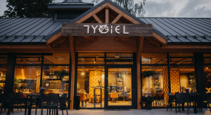 Wnętrze restauracji Tygiel w Szklarskiej Porębie buduje wspólnotę w duchu chaty izerskiej