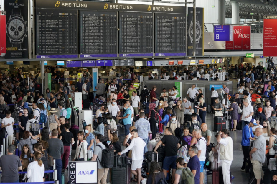 Chaos na lotniskach. Najbogatsi przesiadają się do prywatnych samolotów