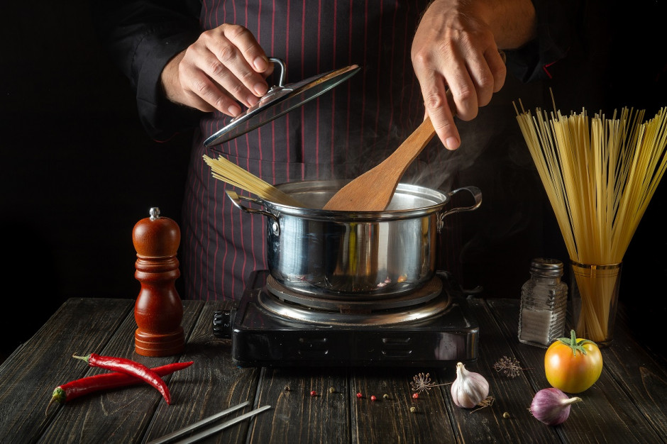 Jak gotować makaron, nawet przy wyłączonym palniku? Włoski noblista radzi